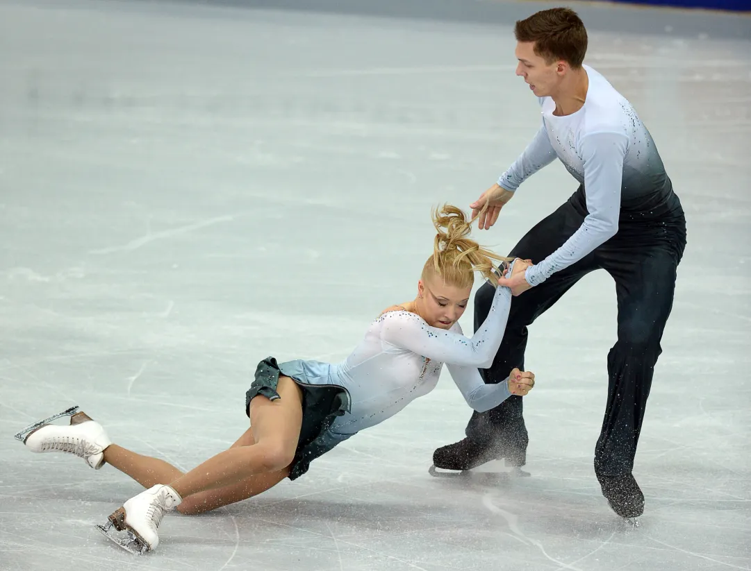 Bobrova/Soloviev si impongono nella Rostelecom Cup resistendo al ritorno di Weaver/Poje