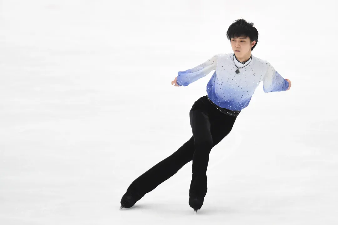 Yuzuru Hanyu regola Tatsuki Machida e Shoma Uno nel corto dei Nazionali giapponesi