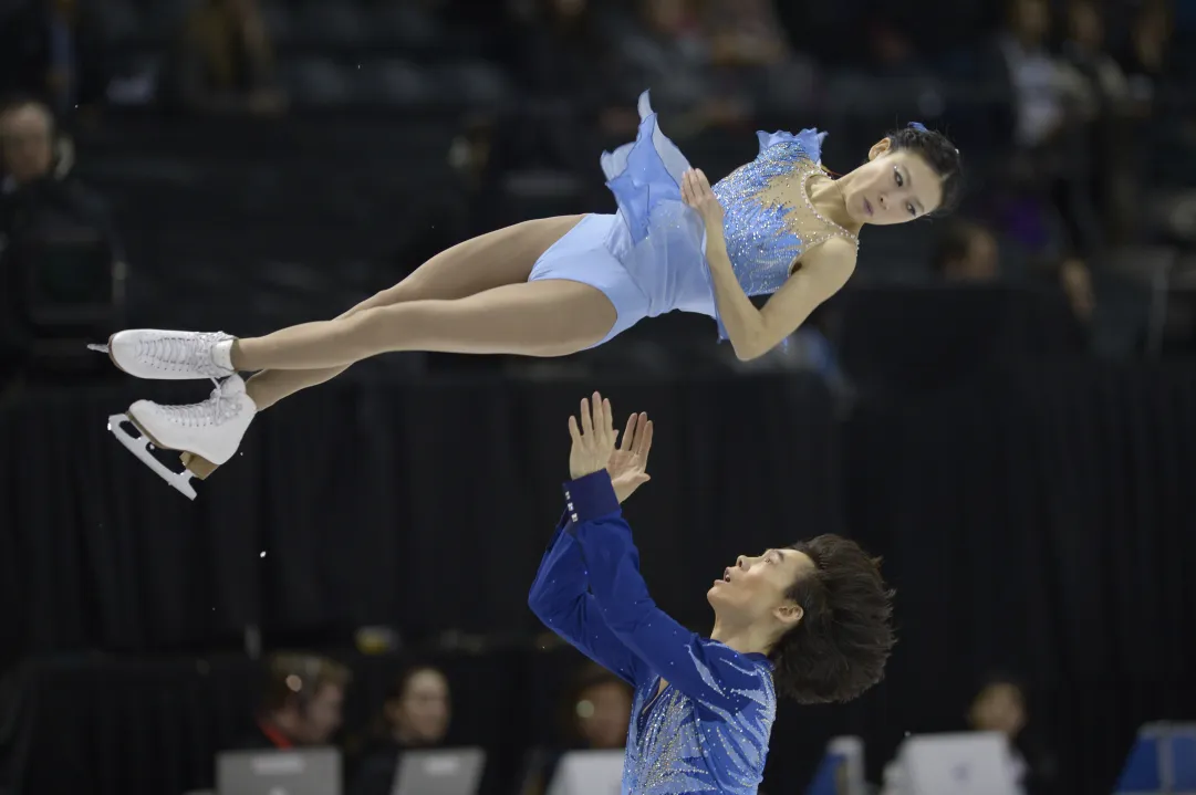 Pang/Tong di misura su Savchenko/Szolkowy nel corto coppie della Cup of China