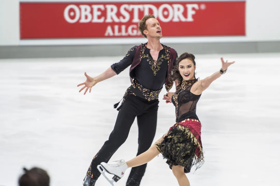 Madison Chock ed Evan Bates da subito in palla nella short dance del Nebelhorn Trophy