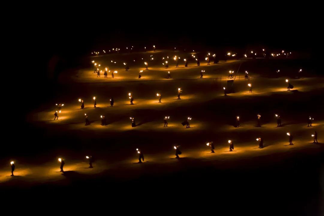 Fiaccolata del Monte Lussari 2024: la magia della neve e il calore del fuoco in un'atmosfera da fiaba