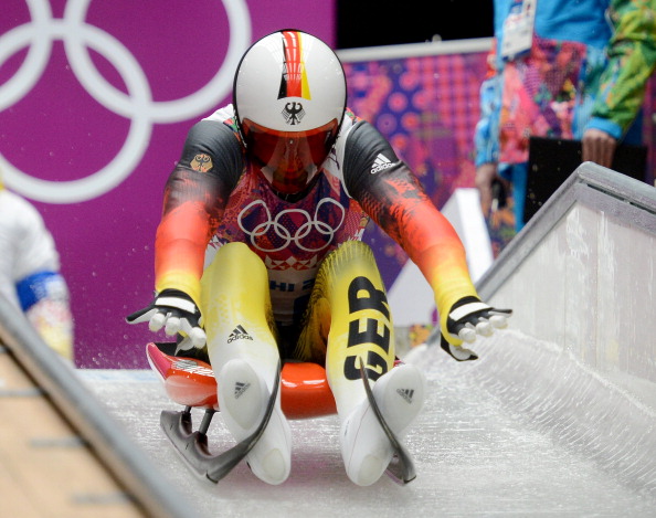 Felix Loch demolisce il record della pista di Sochi e passa a condurre la gara. Zoeggeler ipoteca il bronzo