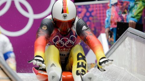 Felix Loch demolisce il record della pista di Sochi e passa a condurre la gara. Zoeggeler ipoteca il bronzo