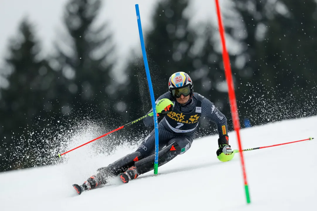 Stefano Gross si traveste da Hirscher e domina la prima manche dello Slalom di Kranjska Gora!