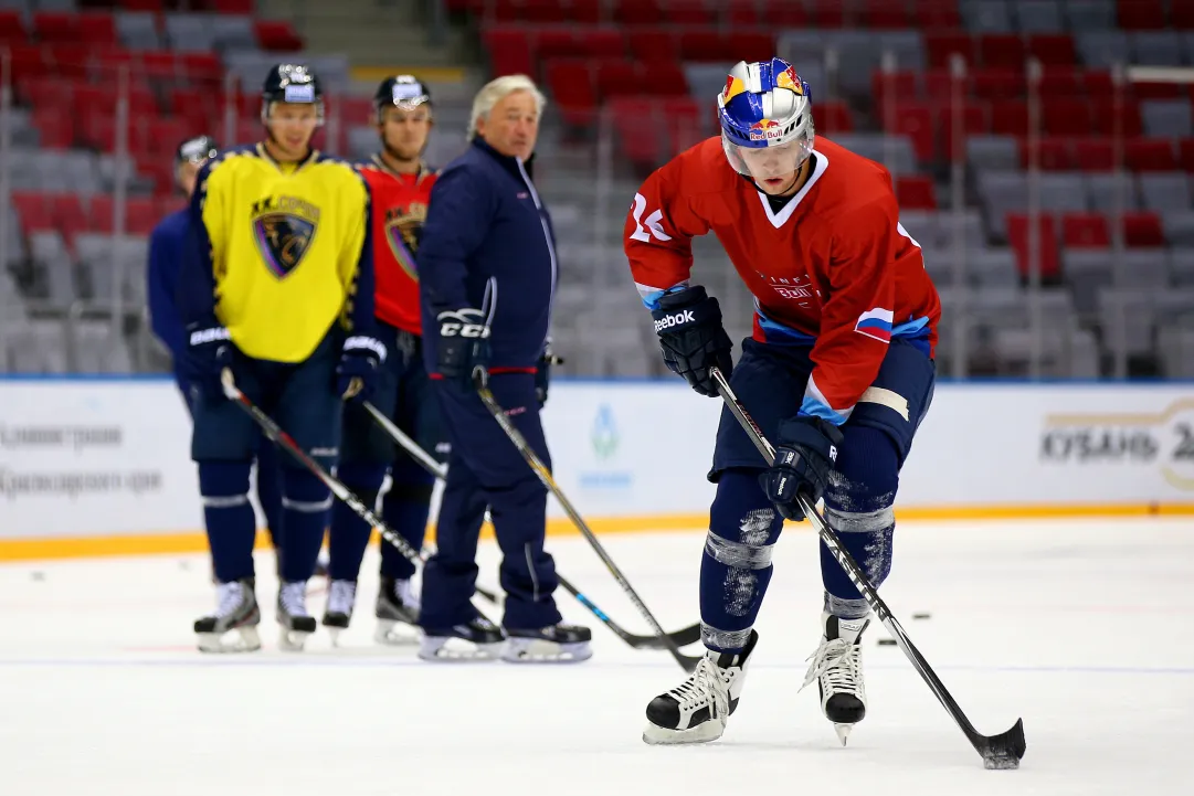 Il pilota di F1 Kvyat sul ghiaccio con la squadra di Sochi