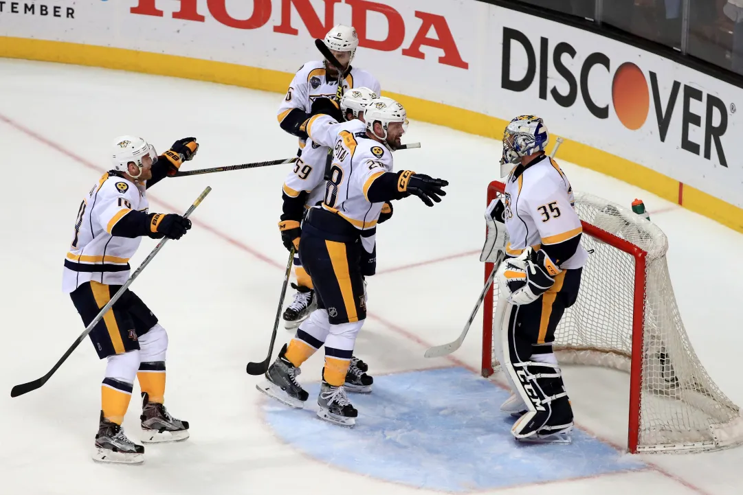 NHL: Chicago abdica, Blues e Predators a quarti di finale