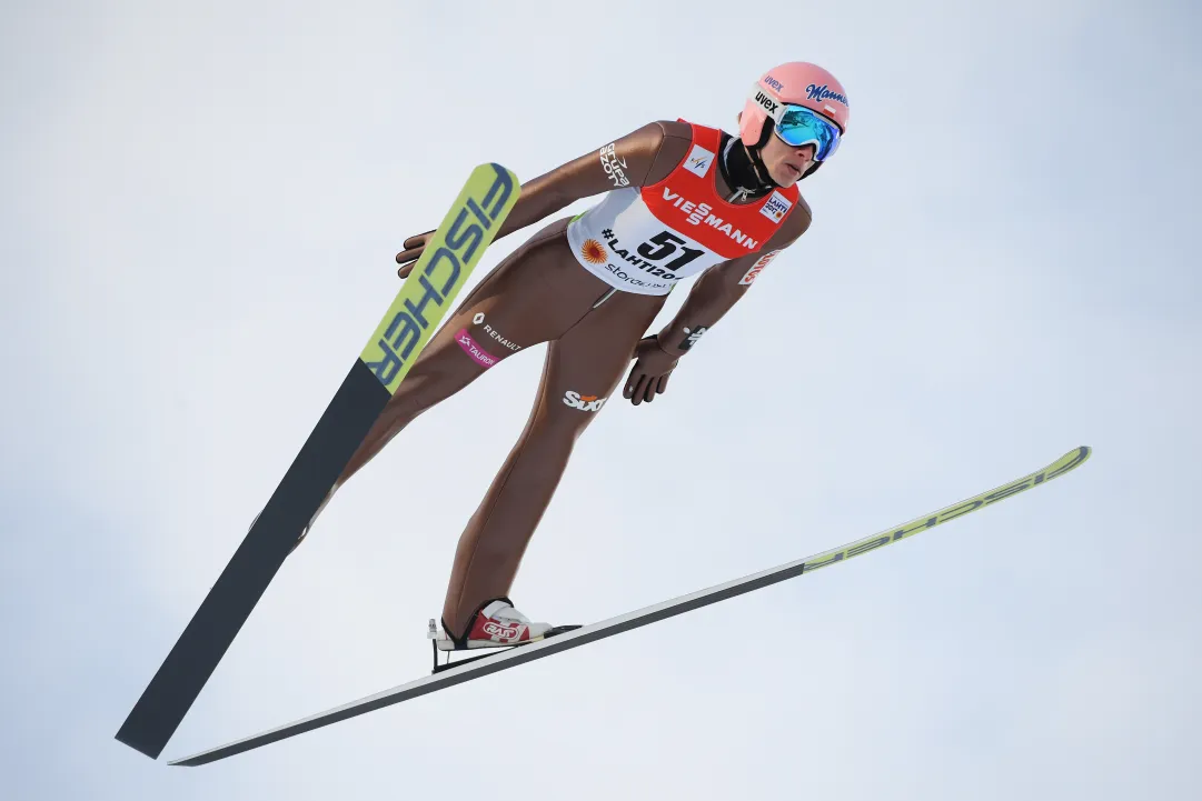 Kubacki si impone nella qualificazione sul trampolino piccolo. Problemi al ginocchio per Stoch