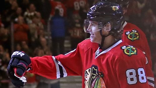 NHL - Patrick Kane batte 26 con un assist contro i Canucks