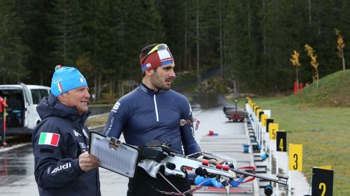 Pietro si mette anche in posizione plastica per ascoltare i consigli di Andreas Zingerle