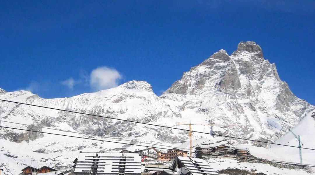 Breuil Cervinia Ai Piedi Del Cervino Si Scia Tutto Lanno