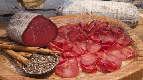 La Bresaola della Valtellina, un prodotto locale conosciuto in tutto il mondo