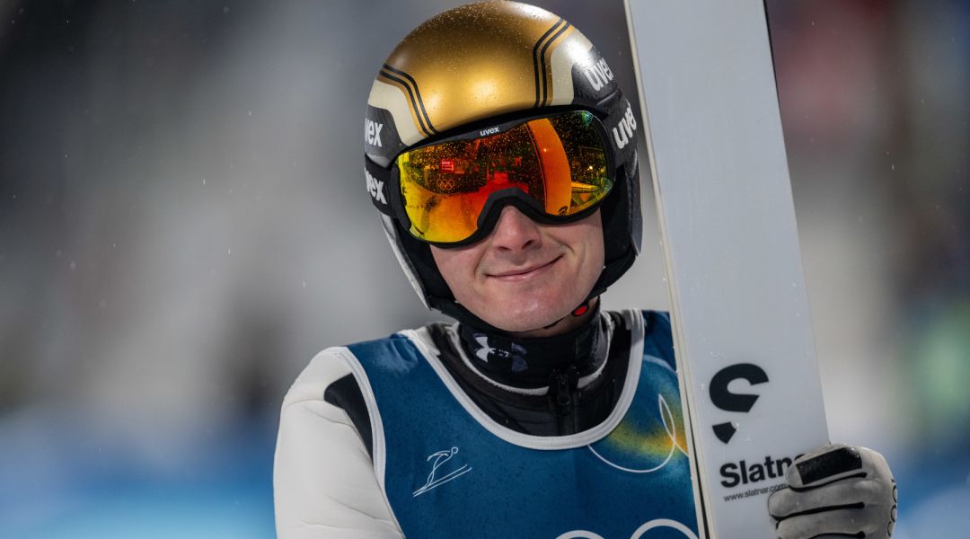 Domen Prevc su una nuvola, lo sloveno è oro su trampolino grande ed entra nella storia del salto con gli sci