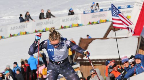 Jessie Diggins tiene botta sul Cermis e firma il bis al Tour de Ski, Sophia Laukli si prende la scalata finale