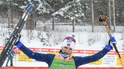 Jan Schmid vince il duello con Akito Watabe e conquista la prima gara di Chaux-Neuve