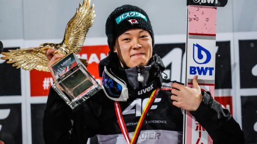 Ryoyu Kobayashi firma un’impresa leggendaria. E’ bis nella Tournée dei quattro trampolini ed entra nel mito del salto con gli s