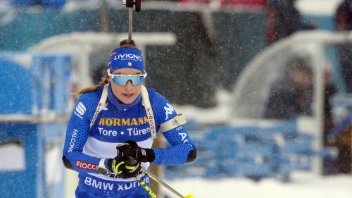 LIVE da Le Grand Bornand la terza Sprint femminile della stagione, Dorothea Wierer difende il pettorale giallo