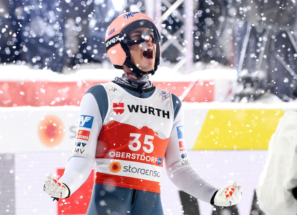 Salto con gli sci: Stefan Kraft domina un podio regale nella notte di Klingenthal, la Coppa del Mondo è più aperta che mai