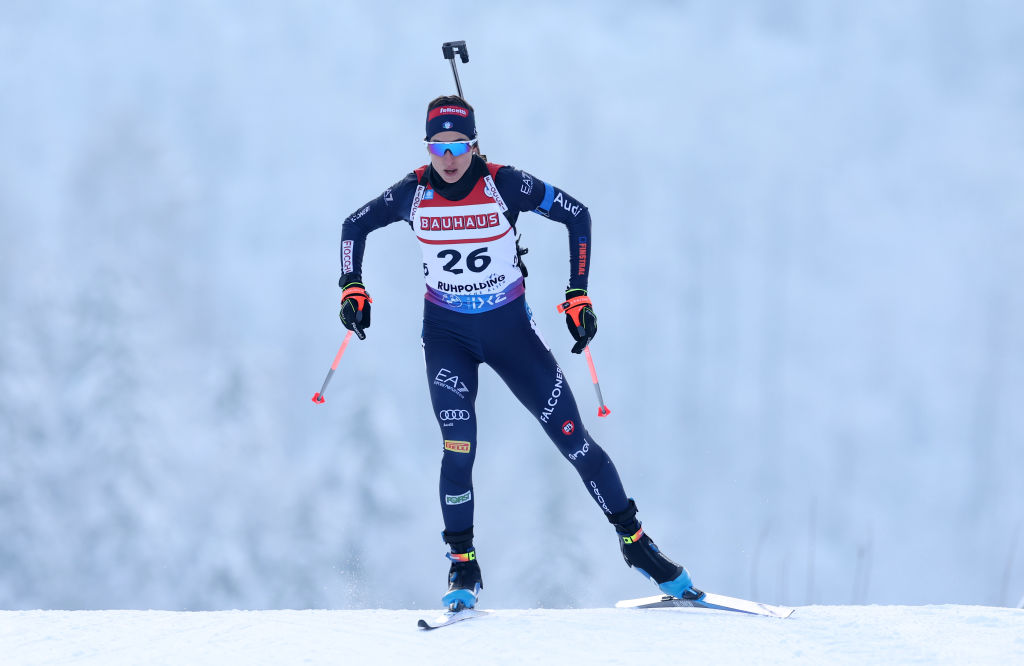 Vittozzi, in rosso, lancia la sfida a Tandrevold: alle 13.40 si parte con la Short Individual di Anterselva