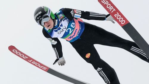 Tepes rimonta e vince sul filo di lana nella Coc di Klingenthal. Niente pettorale-extra per l’Italia