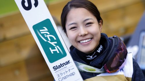 Sara Takanashi torna a ruggire. Vince la seconda gara di Frenstat e riapre il Grand Prix