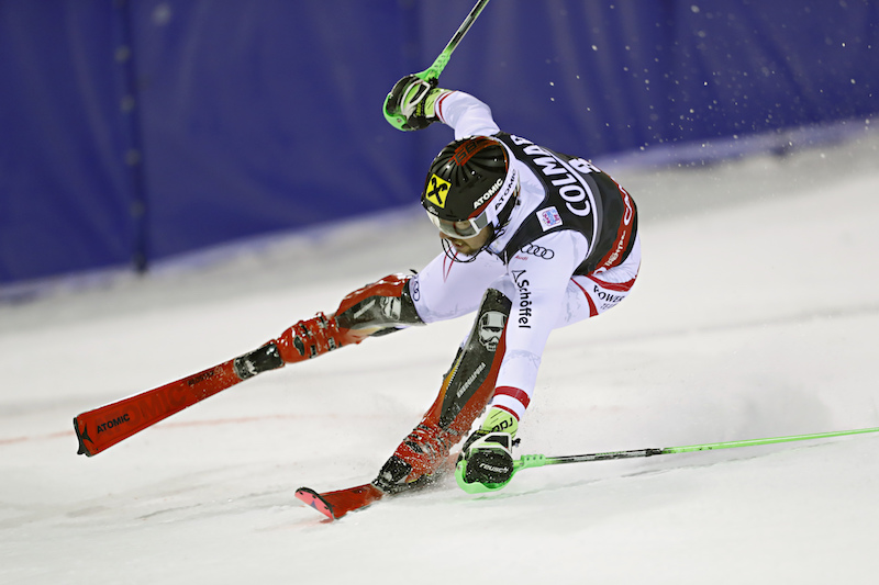 Marcel Hirscher 'omaggia' Alberto Tomba: con un numero da circo trionfa nello slalom di Madonna di Campiglio