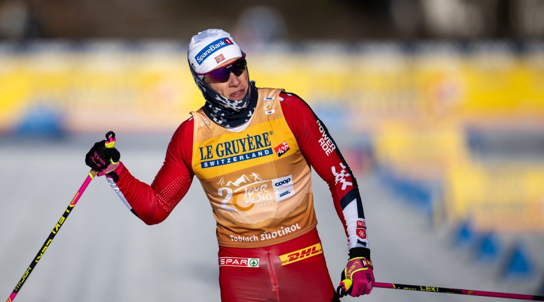 Klaebo, ecco il suo primo titolo olimpico a livello distance: oro nello skiathlon maschile a Lago di Tesero