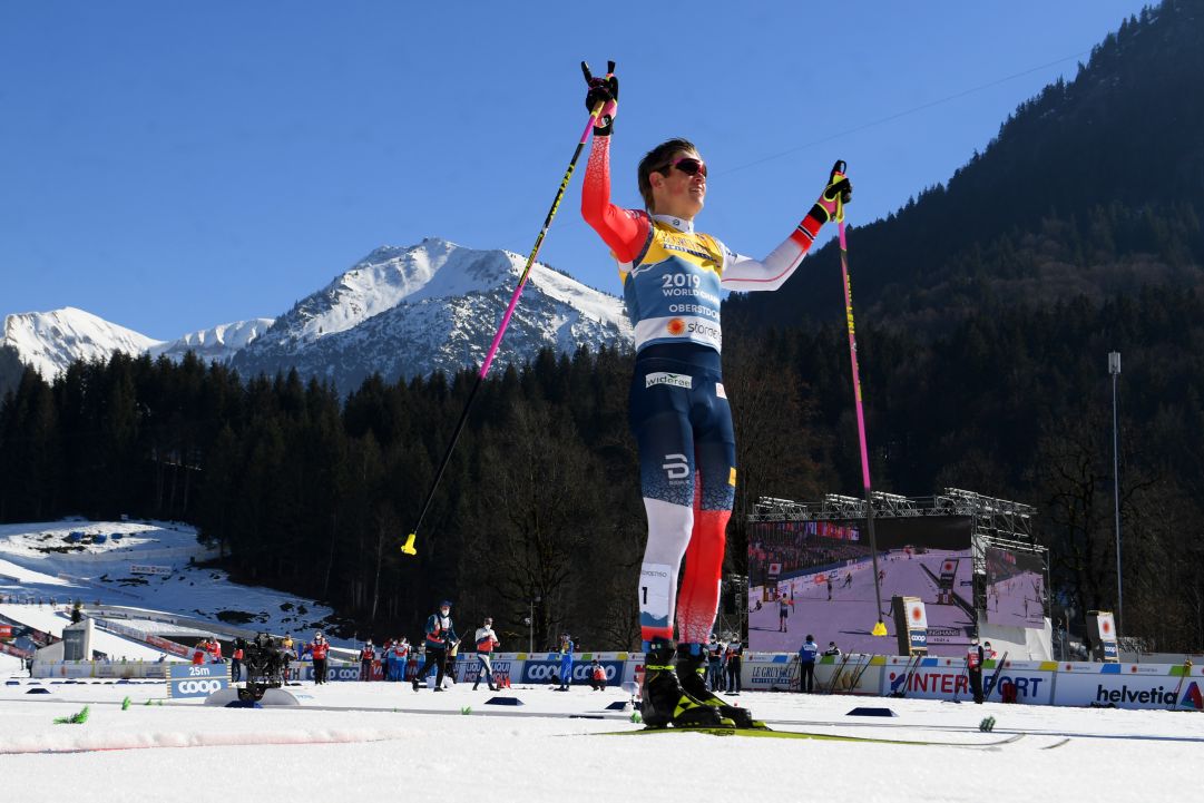 un super Klaebo triomphe dans le départ groupé d’Oberstdorf !  Encore une belle course pour De Fabiani, 5e