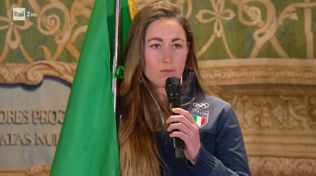 Tutta l'emozione di Sofia e Giacomo, consegnato il tricolore per i Giochi: 'A Pechino per tutti gli italiani'