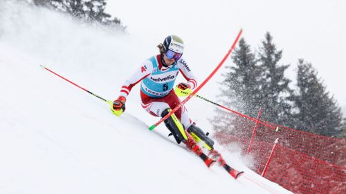 Solito rodeo da slalom nella bufera di Adelboden: sbagliano i big, Feller e Gstrein al comando ex aequo