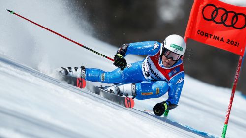 E' arrivato... Ambrosi: Sofia Goggia abbraccia il vitellino premio per il trionfo in Val d'Isère