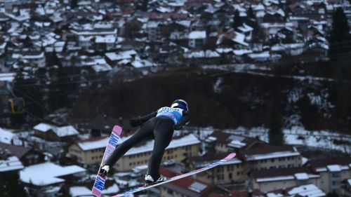 Ryoyu Kobayashi vola nella notte di Oberstdorf: secondo salto leggen.. FOTOO