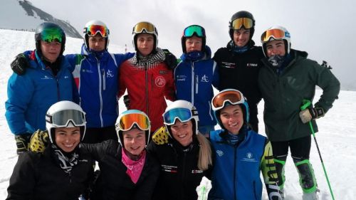 E' arrivato... Ambrosi: Sofia Goggia abbraccia il vitellino premio per il trionfo in Val d'Isère