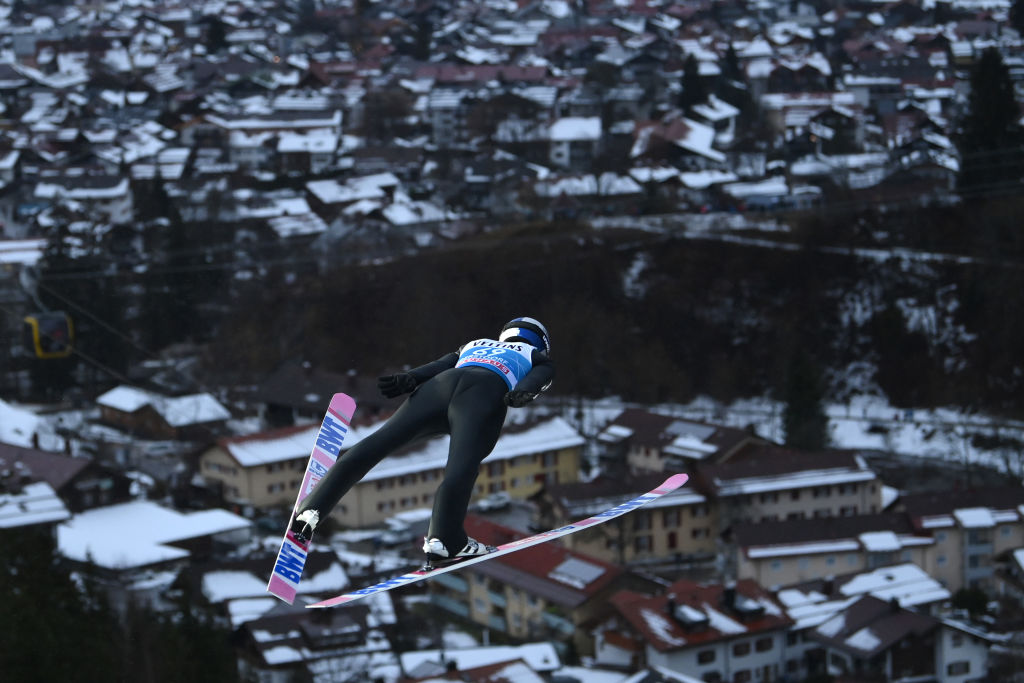 Ryoyu Kobayashi vola nella notte di Oberstdorf: secondo salto leggen.. FOTOO