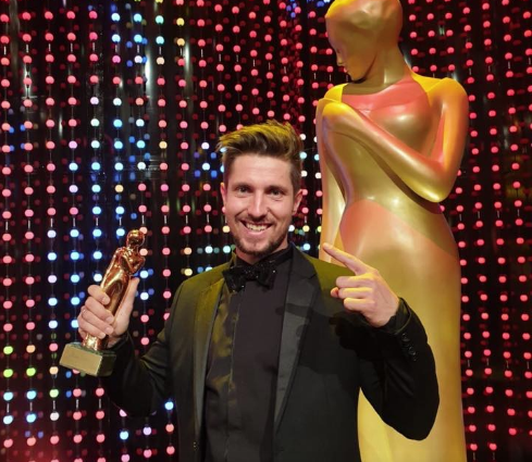 Hirscher vince il premio per il momento televisivo dell'anno e annuncia: 'Sono pronto a continuare'