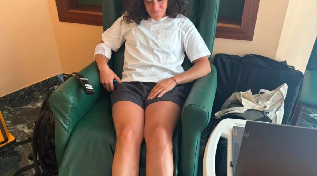 Brignone dimessa dalla clinica La Madonnina, le prime parole di Fede: "Sono molto contenta, ora qualche giorno di stampelle"