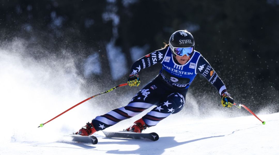 C'è il rinnovo di Breezy Johnson con Atomic: la campionessa mondiale e olimpica sorride.