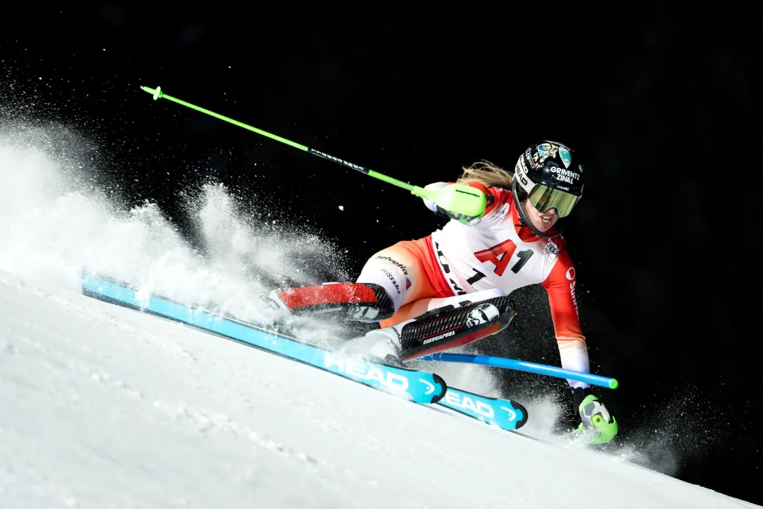 Liensberger sbaglia, la 'night race' di Flachau è di Camille Rast con una rimonta da sogno