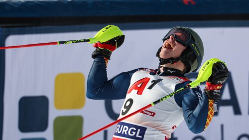 Marcel Hirscher va a terra nello slalom di Gurgl sbalzato dal tracciato, il video