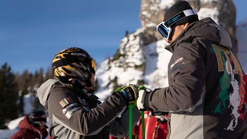 Sotto la pioggia di Schladming i numeri bassi fanno la differenza: guida Strasser, Vinatzer c'è!