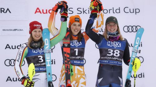 Jessie Diggins tiene botta sul Cermis e firma il bis al Tour de Ski, Sophia Laukli si prende la scalata finale