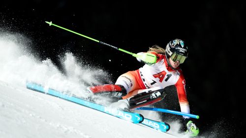 Liensberger sbaglia, la 'night race' di Flachau è di Camille Rast con una rimonta da sogno