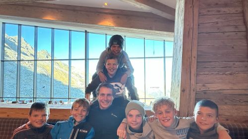 E' tripletta per il Team Constantini, ora sfida chiave a Tirinzoni. Primo ko per gli azzurri nel duello con Edin