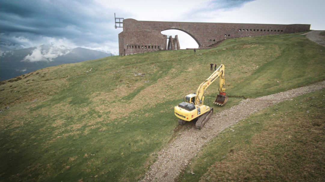 Cantiere con la Chiesa di Santa Maria degli Angeli sullo sfondo