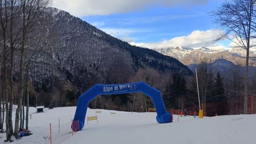 Arco di ingresso sulla pista Mera-Scopello